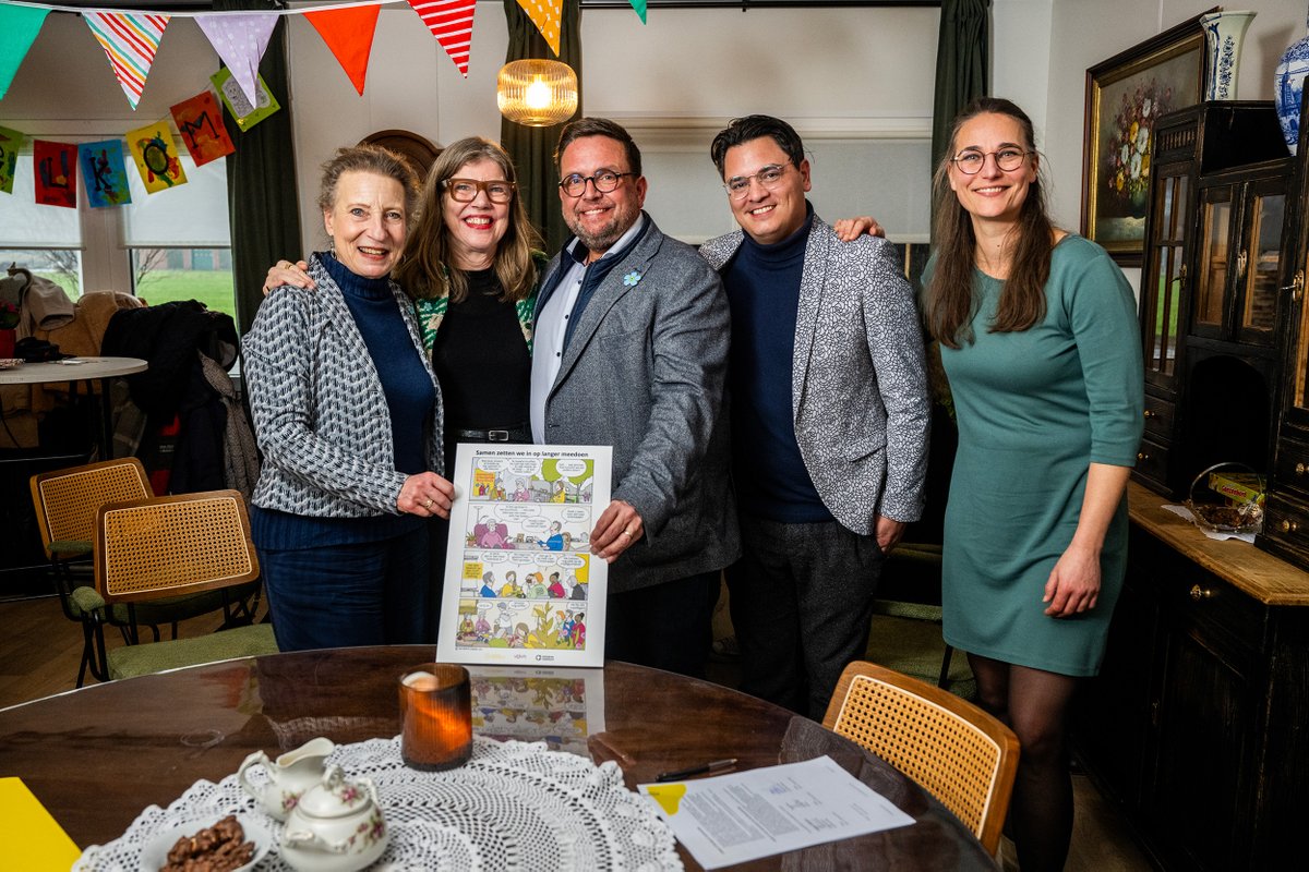 Een toekomst waarin mensen met #dementie zo lang mogelijk onderdeel zijn van het dagelijkse leven in onze samenleving. Dat is waarvoor <a href="/VenVN/">V&VN</a>, Tao of Care en Alzheimer Nederland de handen ineen hebben geslagen.

Meer over ‘Het verhaal van de toekomst’. 👇
alzheimer-nederland.nl/nieuws/samen-w…