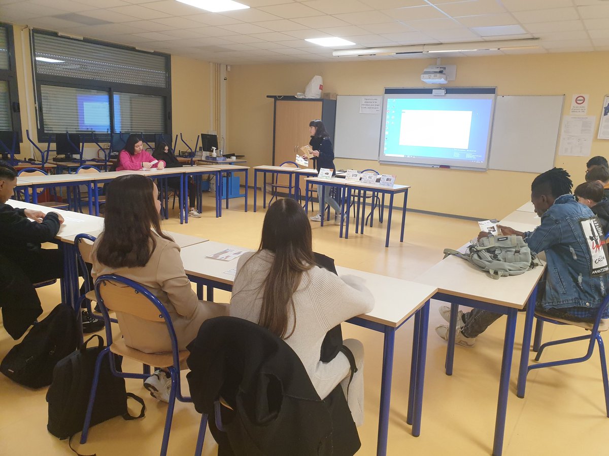 CollegelouiseM's tweet photo. Ce matin s'est déroulé le forum des formations au @CollegelouiseM à destination des élèves de 3ème. Sept établissements étaient présents. Les élèves vont pouvoir affiner dés à présent leurs vœux d'orientation. https://t.co/f1vfrterj4