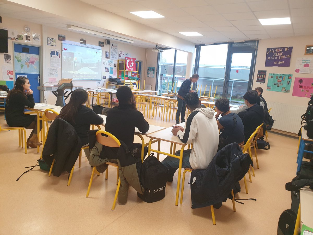 CollegelouiseM's tweet photo. Ce matin s'est déroulé le forum des formations au @CollegelouiseM à destination des élèves de 3ème. Sept établissements étaient présents. Les élèves vont pouvoir affiner dés à présent leurs vœux d'orientation. https://t.co/f1vfrterj4