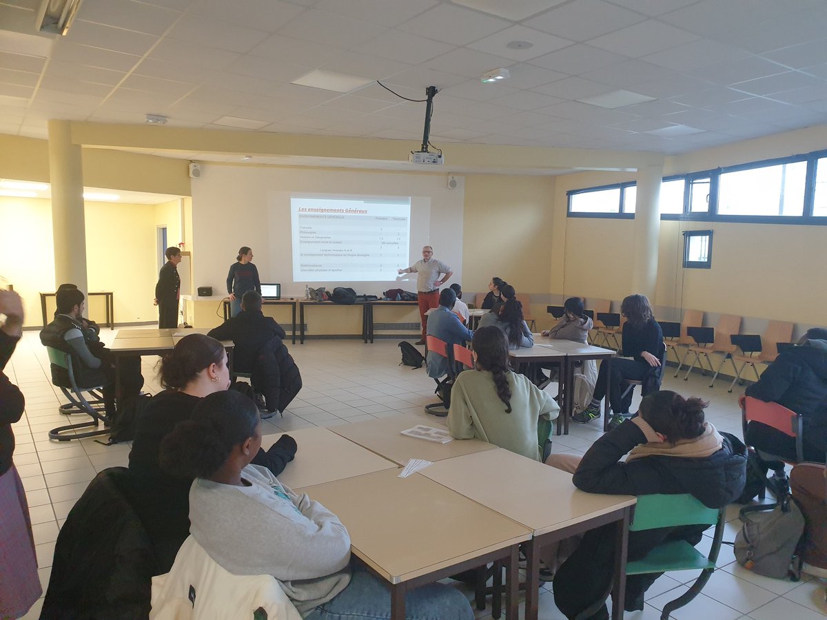 Ce matin s'est déroulé le forum des formations au <a href="/CollegelouiseM/">REP+ Louise Michel</a> à destination des élèves de 3ème. Sept établissements étaient présents. Les élèves vont pouvoir affiner dés à présent leurs vœux d'orientation.