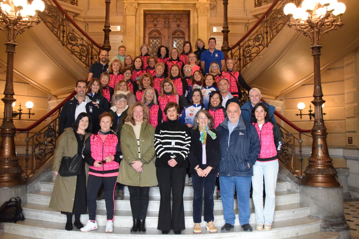 Hemos recibido a las integrantes de la Asociación Anémona Marina Baixa al club náutico y a la concejala de Servicios Sociales de Benidorm, Angela María Zaragozí Martínez. 

Mañana participarán en una regata de remo en Orio con dos embarcaciones cortesía de <a href="/urkirolaksnd/">URKIROLAK</a>.
