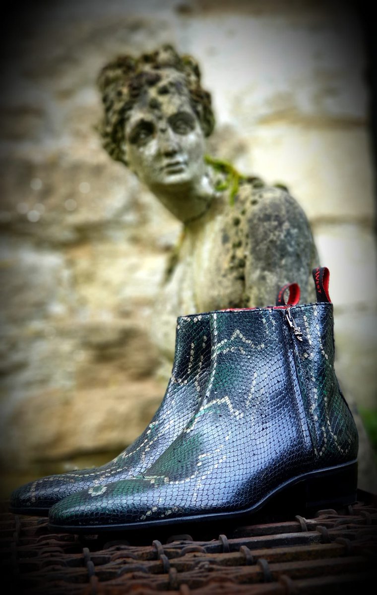 Oh, what turns you on, on
Now your animal's gone
#jefferywest #therockandrollcobblers

Design: Nitrate double zip boot.
Last: Anderson.
Leather : Irwa Snake, Kriminal Green.
Gunmetal Devil Zips.