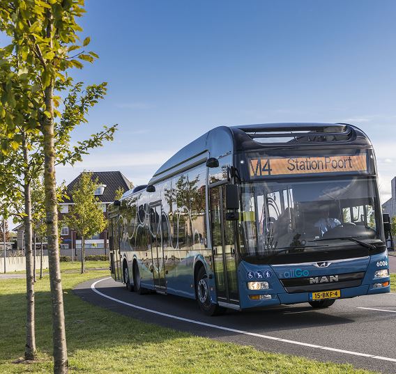 Vanaf ma 12 februari t/m vr 1 maart voeren we onderhoud uit aan de busbaan langs bedrijventerrein Hogekant in Almere Poort. De kruisingen met de Neonweg en de Argonweg zijn dan afgesloten. Omleidingen worden aangegeven met de bekende gele borden. almere.nl/werkzaamheden