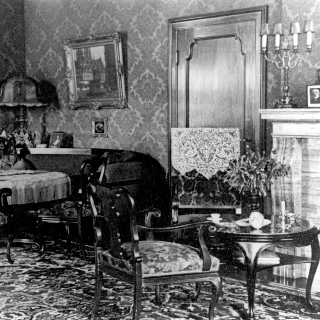 „Geschichte – Gewalt – Gewissen“: Um 15 Uhr findet eine öffentliche Führung durch die Dauerausstellung der VtH statt. Sie informiert über die Beteiligung der Ordnungspolizei an den NS-Verbrechen und den Umgang mit den Verfolgten nach 1945. Mehr Infos unter stadt-muenster.de/villa-ten-homp…