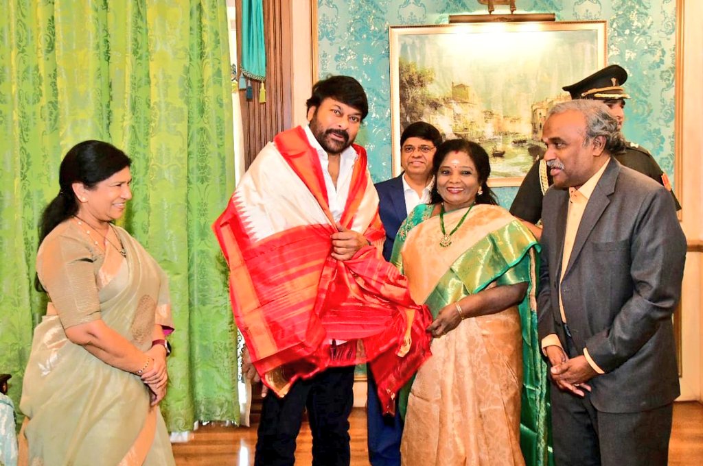 Teamchiru_srpt's tweet photo. The Honourable Governor of Telangana, @DrTamilisaiGuv Garu, met Megastar @KChiruTweets Garu at Rajbhavan and congratulated him on being awarded the Padma Vibhushan. She also felicitated him with honors. 💐✨

#MegaStarChiranjeevi #PadmaVibhushan #PadmaAwards https://t.co/NjnwoFSK4C