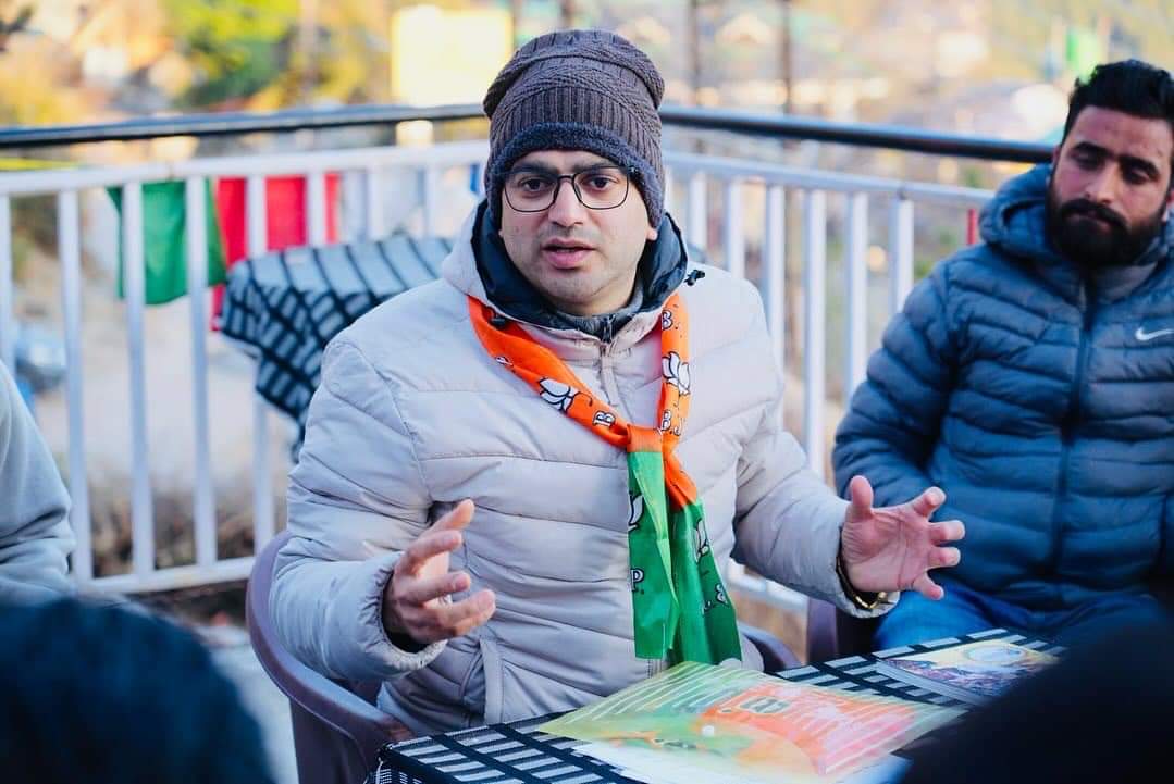 vishalnehriahp's tweet photo. #TeamVN:- “गांव चलो अभियान” के तहत आज “बूथ 1-धर्मकोट” में स्थानीय लोगों के साथ आगामी चुनाव के लिए चर्चा की और मोदी सरकार के द्वारा चलाई गई योजनाओं के बारे में विस्तार पूर्वक बताया। #GaonChaloAbhiyan https://t.co/Wikgoq1Hnz