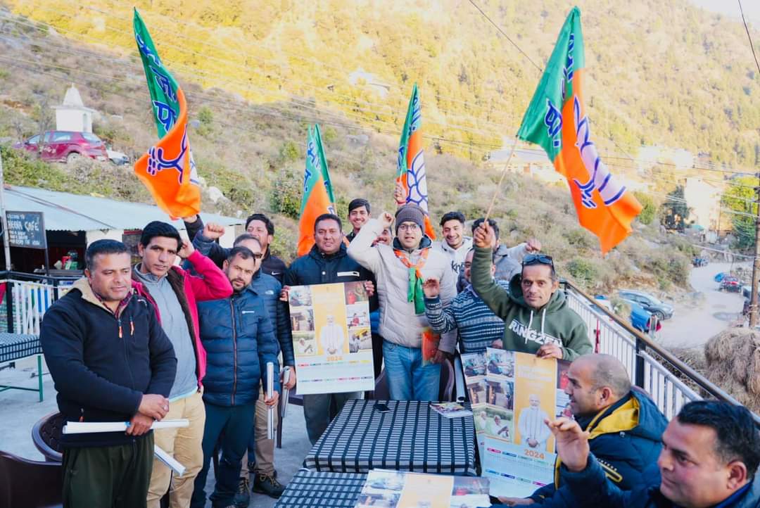 vishalnehriahp's tweet photo. #TeamVN:- “गांव चलो अभियान” के तहत आज “बूथ 1-धर्मकोट” में स्थानीय लोगों के साथ आगामी चुनाव के लिए चर्चा की और मोदी सरकार के द्वारा चलाई गई योजनाओं के बारे में विस्तार पूर्वक बताया। #GaonChaloAbhiyan https://t.co/Wikgoq1Hnz