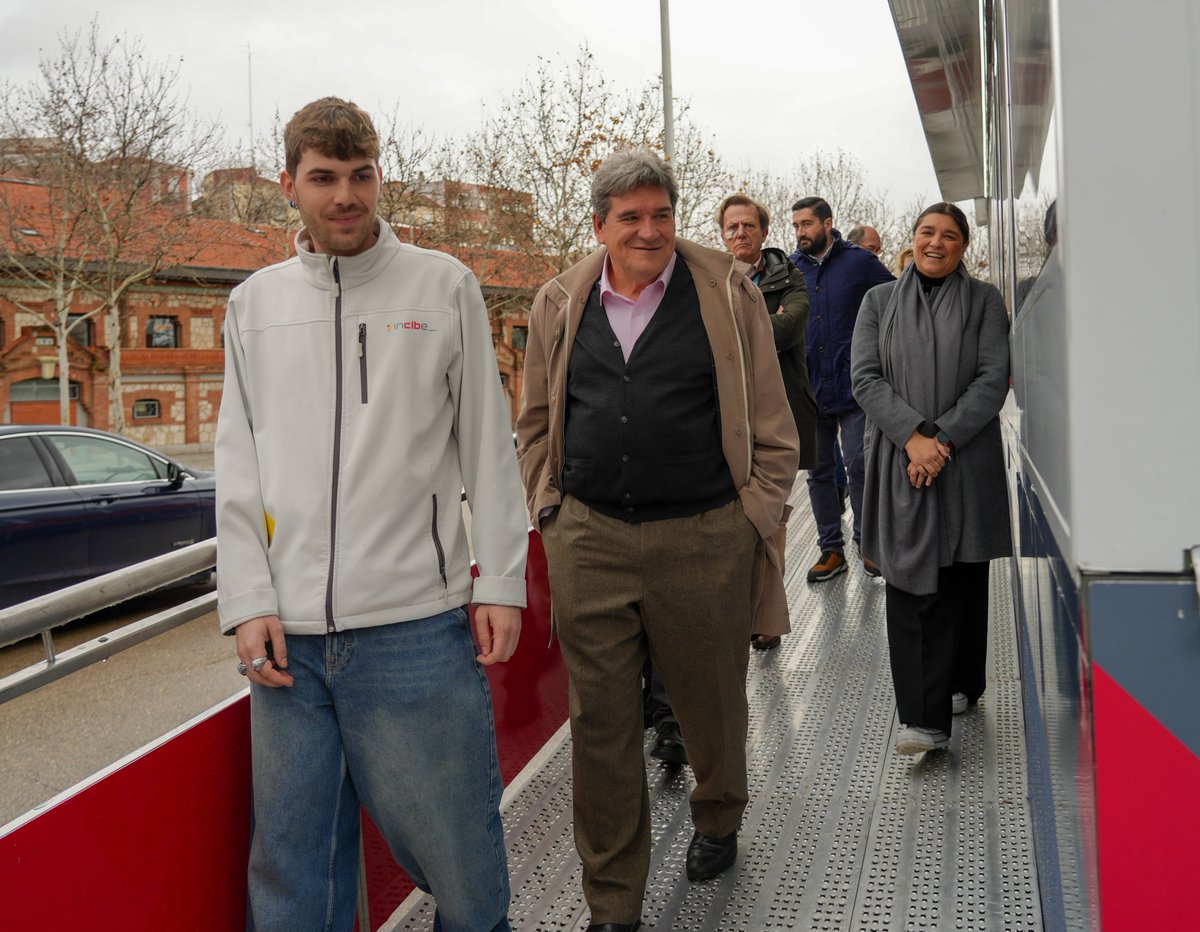 🤖El ministro @joseluisescriva visita el roadshow de @INCIBE en Madrid Río

La #ExperienciaINCIBE recorre toda España con el fin de sensibilizar, concienciar, educar, promover y divulgar la ciberseguridad entre toda la ciudadanía

👉 Más detalles: incibe.es/experiencia-in…