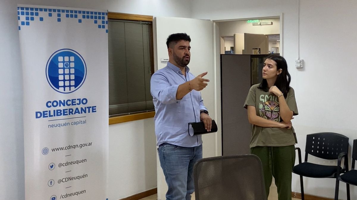SantiGalindezok's tweet photo. Junto a Giuliana Clementín presentamos hoy el proyecto mediante el cual el @cdneuquen la declarará #JovenDestacada. Un reconocimiento a su activismo diario en ambientalismo y también porque va a representarnos en el programa “Jóvenes Embajadores” en los Estados Unidos. https://t.co/3gFka2wUcS