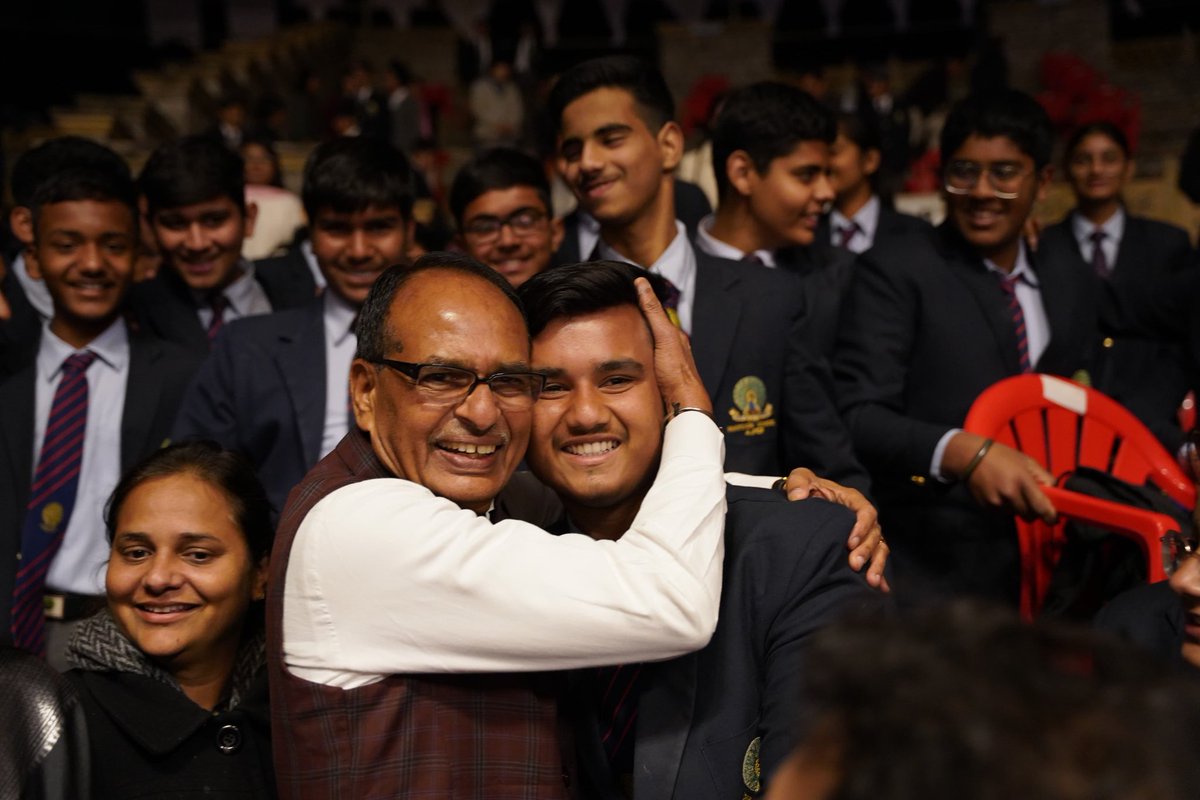 बच्चों के बीच रहना, उनसे बातें करना और अपने अनुभव से नई-नई बातें बताना मुझे अत्यंत प्रिय है। बच्चों से निरंतर संवाद से मुझे नई ऊर्जा भी मिलती है।

मैं विश्वास के साथ कहता हूं कि आने वाली सदी भारत की है क्योंकि हमारे सामने ऐसी पीढ़ी तैयार हो रही है जो असीम संभावनाओं तथा अद्वितीय