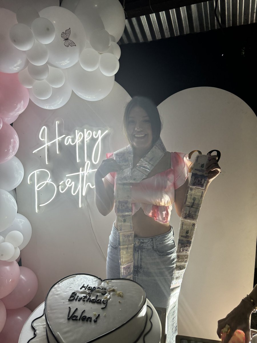 Valenti60744673's tweet photo. Así fue😍😍🥰🥰🥰🥰🥰 https://t.co/ThBJgCaXSk