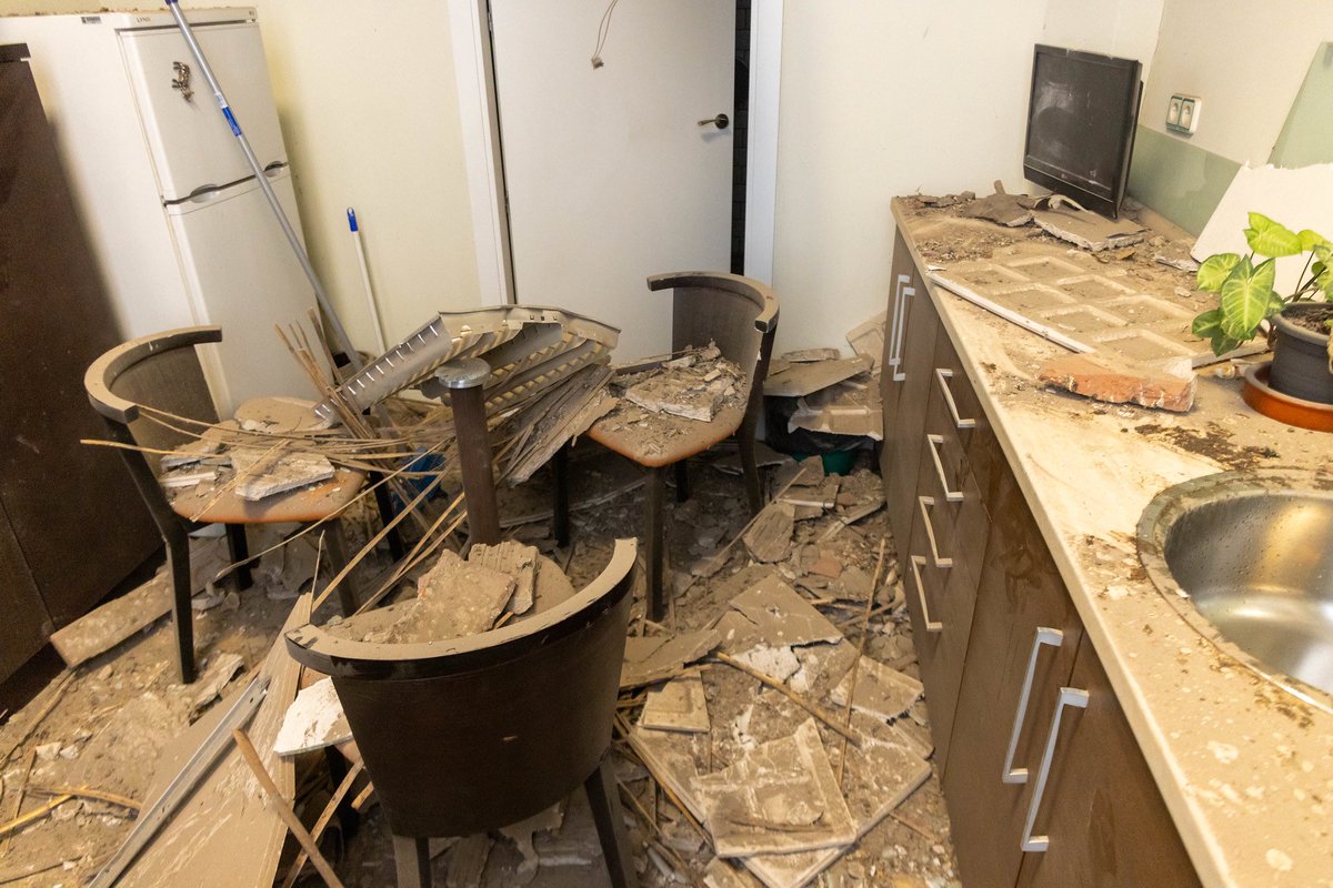 GuadalajaraAyto's tweet photo. ⚠️ Se desprende el techo de la sala de servicio en el despacho de Alcaldía.
Afortunadamente, el incidente, que se registró ayer sobre las 20 horas, no ha causado daños personales, al no encontrarse ni la alcaldesa, ni ninguna persona en esta sala.
🔗 https://t.co/v6bcVd9rAK https://t.co/D8cHHHp6dy
