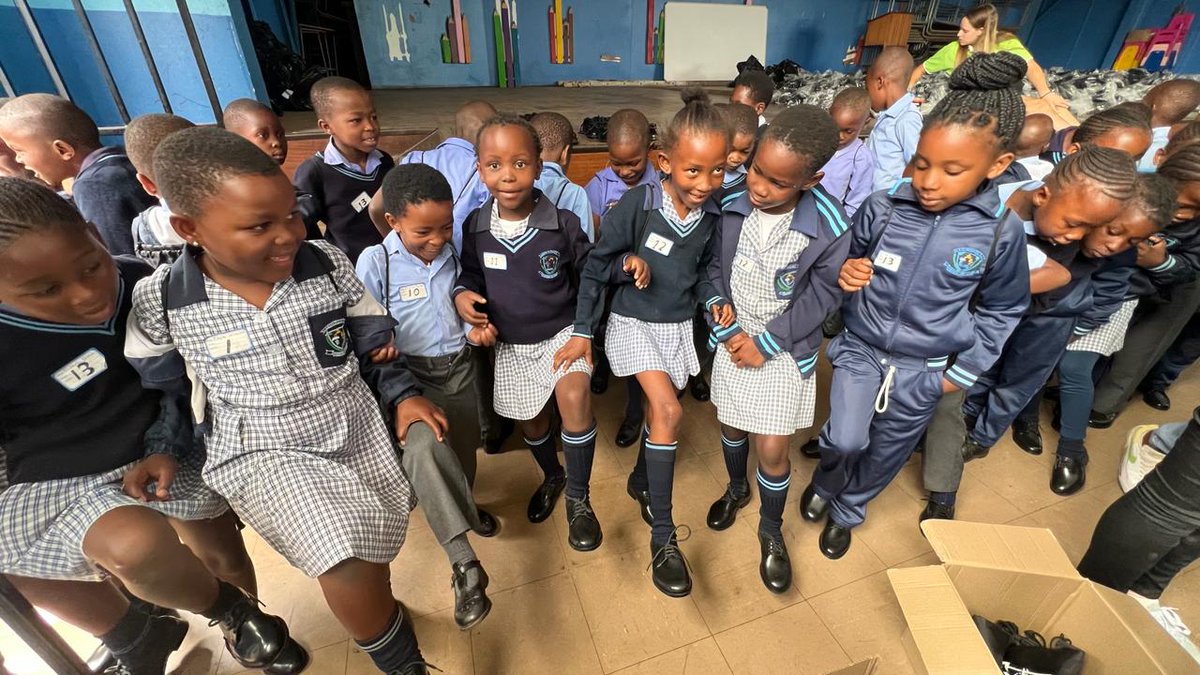 ShoesOnFeet's tweet photo. Special scenes from our👞 Shoe Drop at Leeuwpoort Primary! We gifted 500 pairs of new school shoes today.
A big thank you to our wonderful Put Footers who gave up their time. We have more shoe drops planned this year, so let us know if you would like to take part.

#ShoesOnFeet. https://t.co/jp3Yq5hmNo