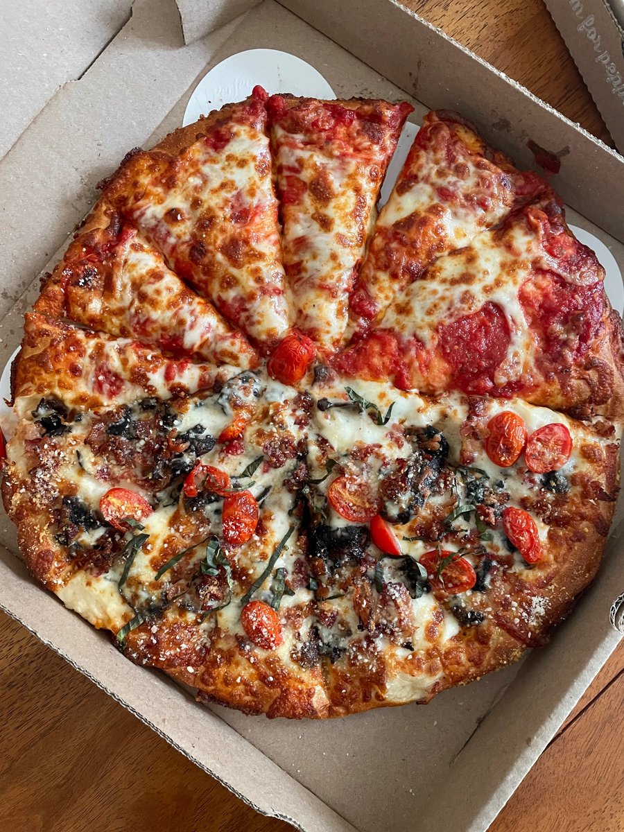 We have been blessed with some of the greatest minds in the history of civilization.  Absolute geniuses in a certain field.  That really hits home when @StansburyShow breaks down the topic of pizza.