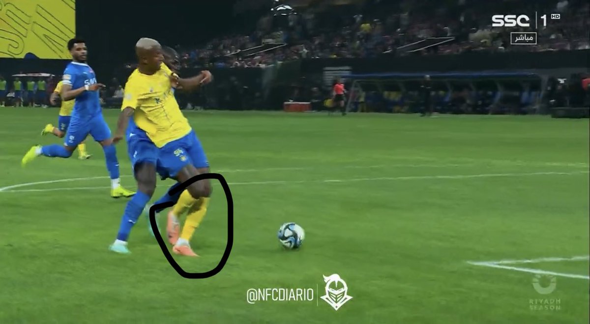 tonsand91509's tweet photo. @CristianoXtra_ He tripped himself before the defender touched him💀💀💀 https://t.co/KynhxQW1TQ