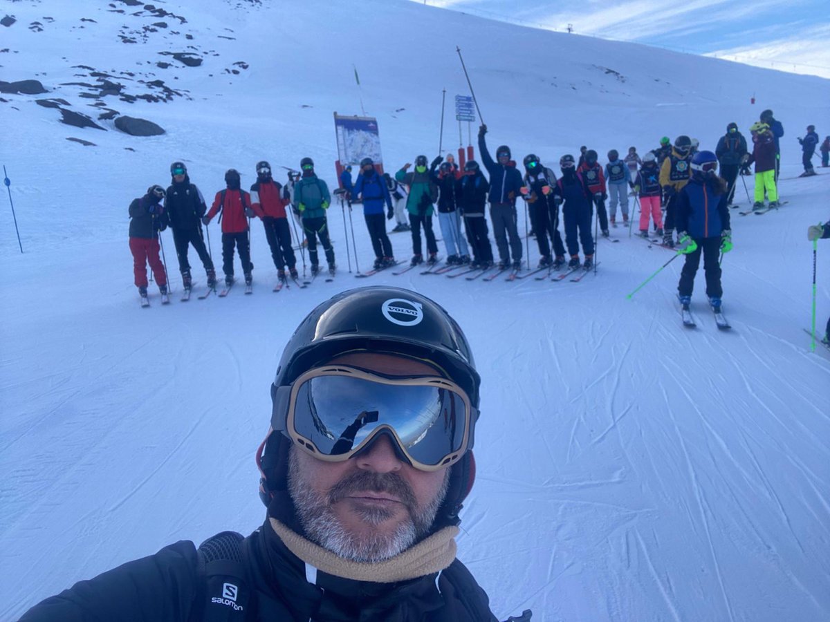trevenqueies's tweet photo. Nuestro alumnado del Ciclo Formativo ha pasado esta semana en Sierra Nevada, disfrutando su semana blanca y mejorando su técnica de esquí. https://t.co/EeCkXK2XCM