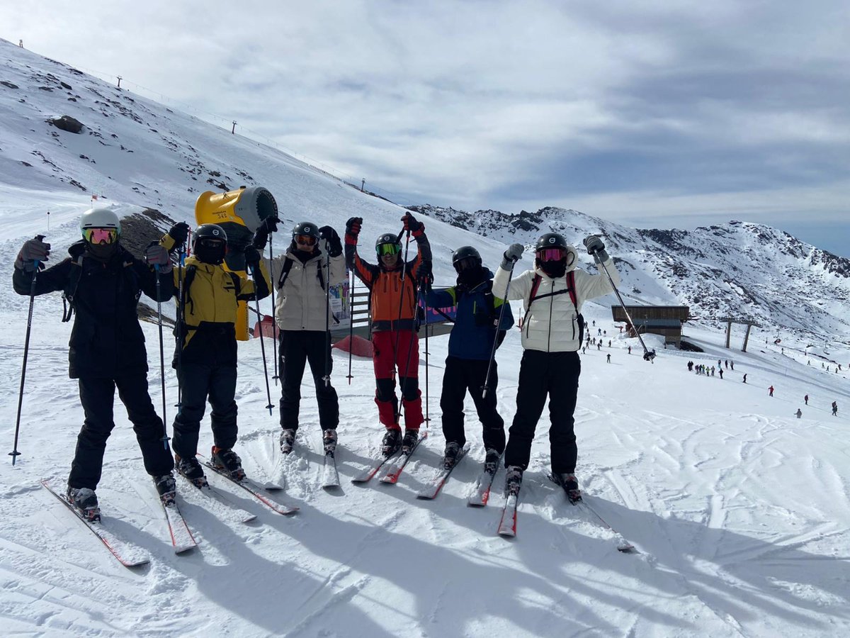 trevenqueies's tweet photo. Nuestro alumnado del Ciclo Formativo ha pasado esta semana en Sierra Nevada, disfrutando su semana blanca y mejorando su técnica de esquí. https://t.co/EeCkXK2XCM