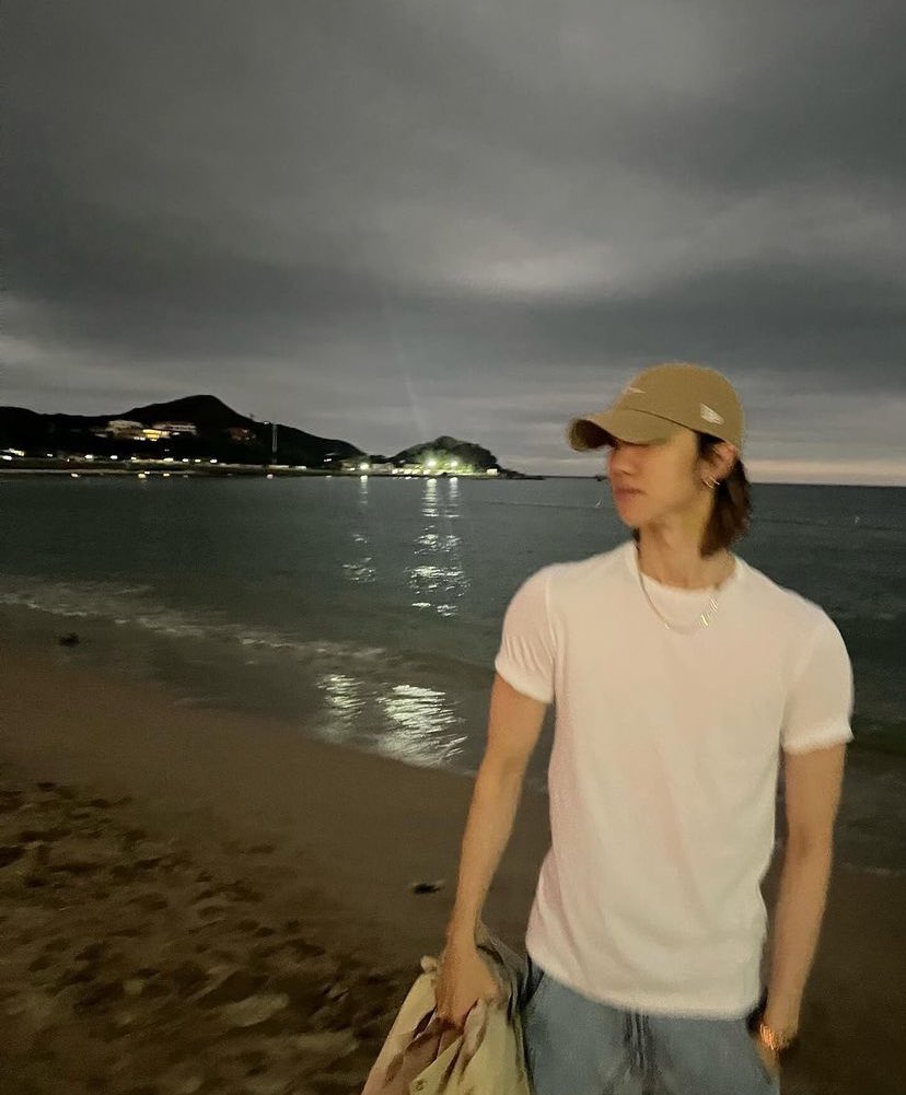 _haofolder_'s tweet photo. You got that long hair, slicked back, white T-shirt 🤍 https://t.co/4VrbAW3Eaw