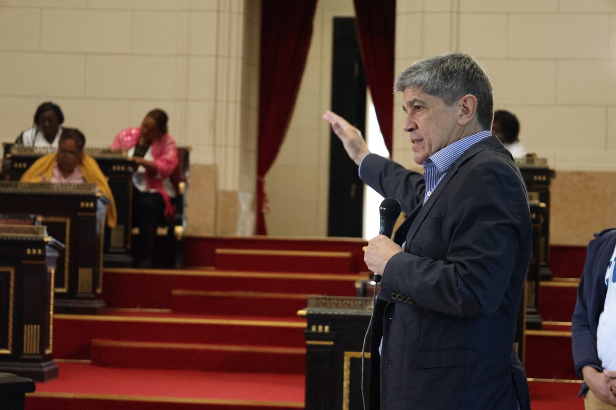 Viceministro <a href="/CarlosFdeCossio/">Carlos F. de Cossio</a> ofreció Conferencia sobre impactos del bloqueo de EEUU 🆚#Cuba 🇨🇺, en el Capitolio Nacional.

Participaron representantes del #PoderPopular y líderes de las Oficinas Auxiliares de la <a href="/AsambleaCuba/">Asamblea Nacional Cuba</a>.

#MejorSinBloqueo