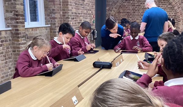 Eden class trip to the Apple store! The children learned fun ways to create their own emoji. The Apple Store Pro’s showed them how to draw colourful faces and objects. See the gallery: bitly.ws/3cN9A