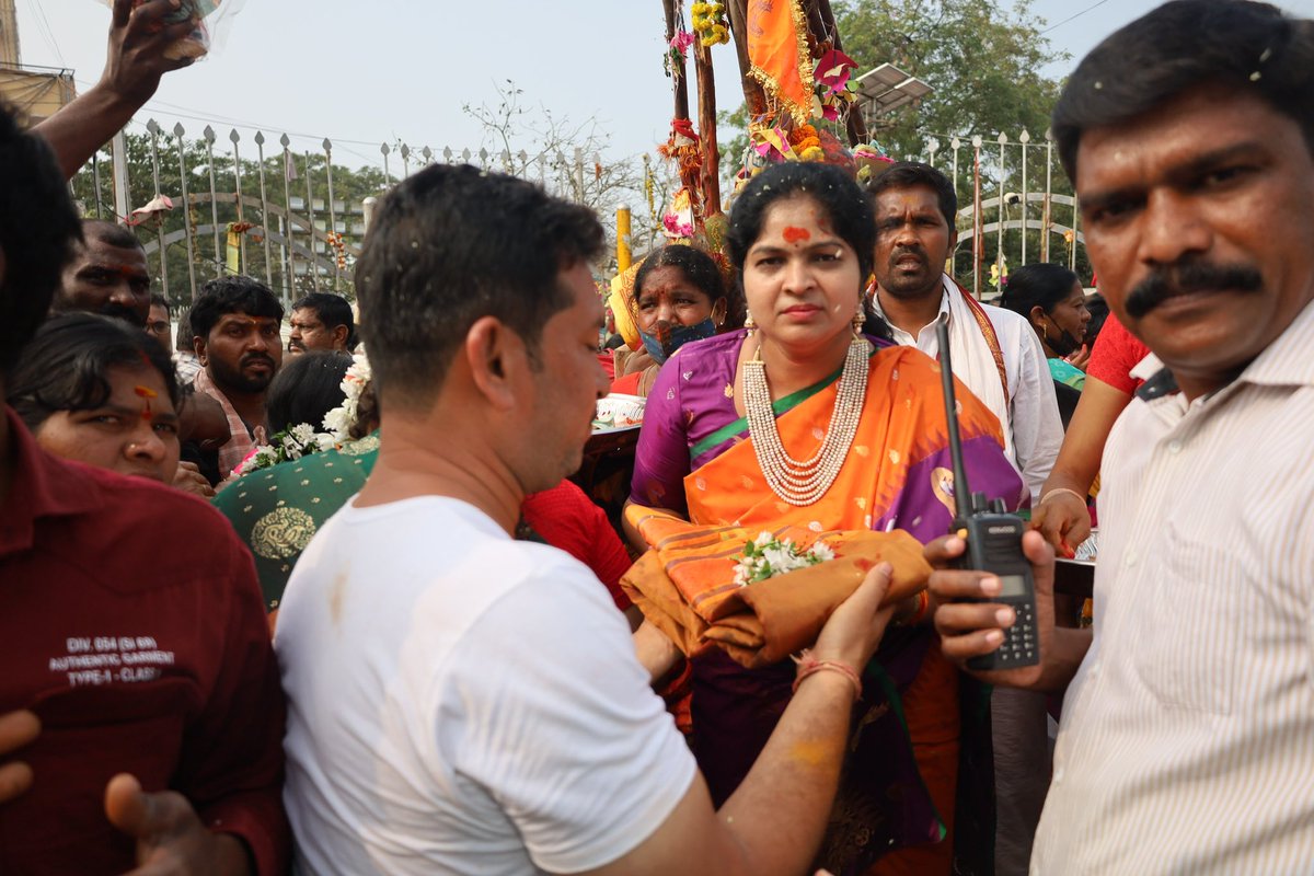 ChigirinthaPar1's tweet photo. Blessed to have Darshan of SAMAKKA - SARALAMMA at Medaram ! https://t.co/b99G2BZwpi