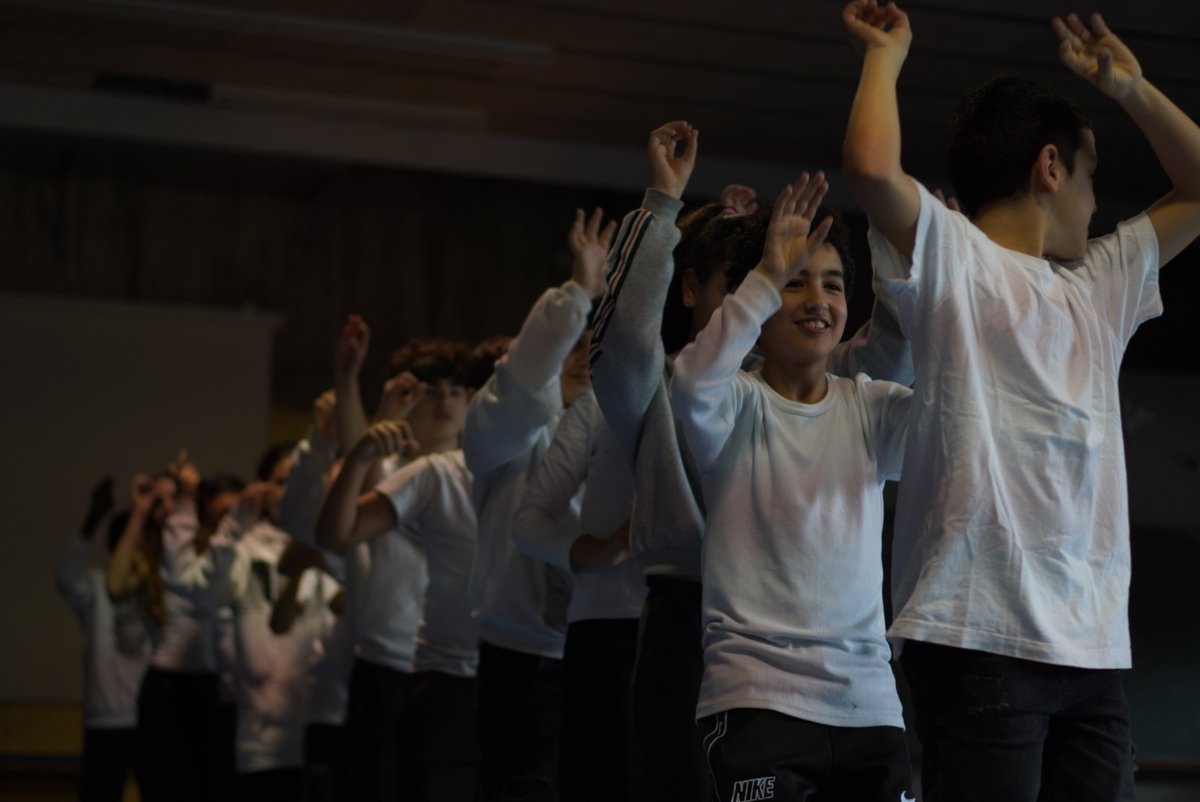 Avui fantàstica celebració de Carnestoltes amb competició de coreografies entre grups classe, molt bon ambient, disfresses i alegria.