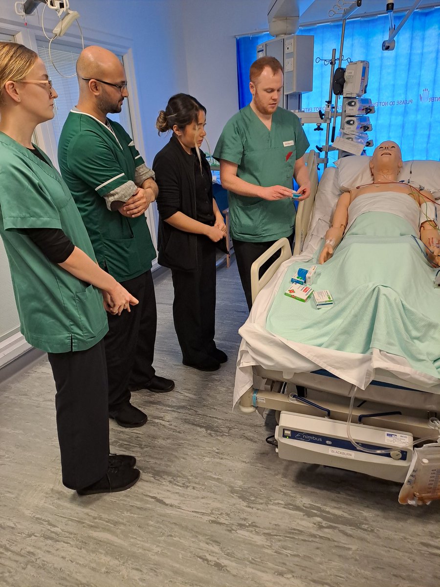 Simulation training with pharmacists new to Critical Care and student pharmacists. Really interesting session from the perspective of members of the MDT. Well done everyone 😁 @ELHT_DERI @ELHT_NHS @lscccn #simulation