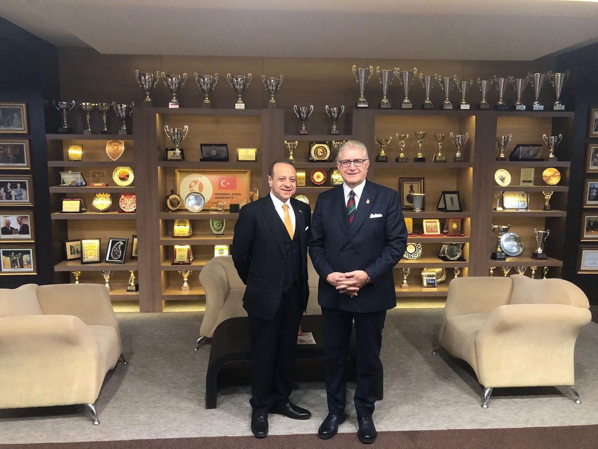 drmaydin's tweet photo. Prag Büyükelçimiz ve Değerli Dostumuz Dr. Egemen Bağış Bey'i İstanbul Aydın Üniversitesi'nde ağırladık ve geçmiş dönemde koordinatörlüğünü üstlenerek önemli katkılar verdiği 
İAÜ Batı Platformu Şubat ayı 2.Toplantısında, AB süreci ve mevzuatıyla ilgili önemli değerlendirmelerini dinledik.

Sayın Büyükelçimize teoriyle pratiği birleştiren verimli değerlendirmelerinden ve katılımlarından dolayı şükranlarımızı sunuyoruz. 

@IAUKampus 
@csuedutr 
@EBofis 
@TC_PragBE 
@EgemenBagis 
@TC_Disisleri
