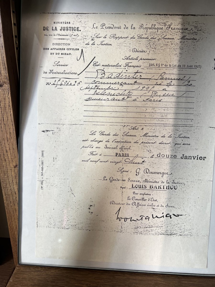 DariusRochebin's tweet photo. Le bureau de Robert Badinter et les souvenirs (1) . Celui auquel il tenait le plus : l’acte de naturalisation de son père. https://t.co/e5WP7BouRT