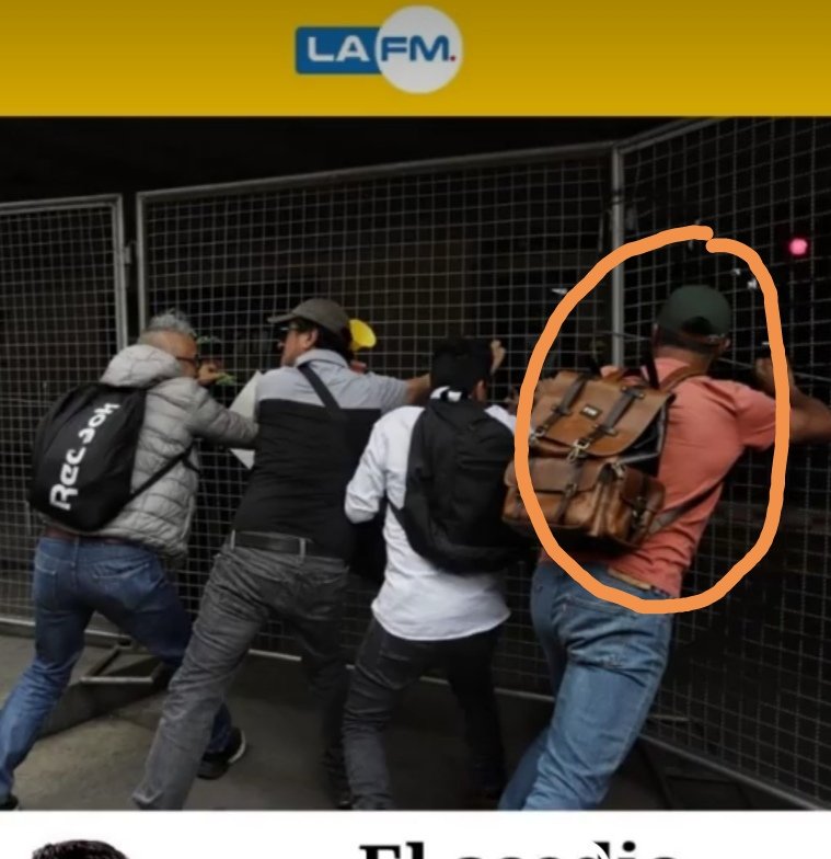 inatureorg's tweet photo. Es el mismo señores.
El que acoso al periodista y el que empujaba la reja.
Los dos captados por las camaras de @lafm.
EL INFILTRADO.
RT por favor https://t.co/pycE17bTcO