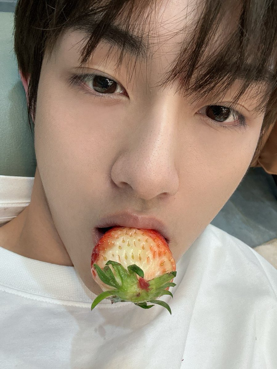 sichengupdate's tweet photo. 240209 🫧

Happy New Year’s Eve! Happy new year
Good luck in the year of the Dragon hahaha
I’m watching the Spring Festival Gala
What are you doing?
I’m eating strawberries 🍓 hahaha https://t.co/GaQiu0Xxk5