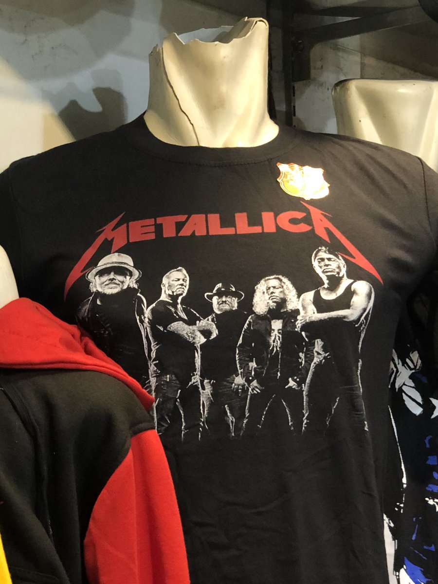 Nemu baju ini di toko samping tempat cuci mobil. Maaf ini mah takutnya saya gak update, itu personel Metallica berlima, nah satu lagi siapa ya?
