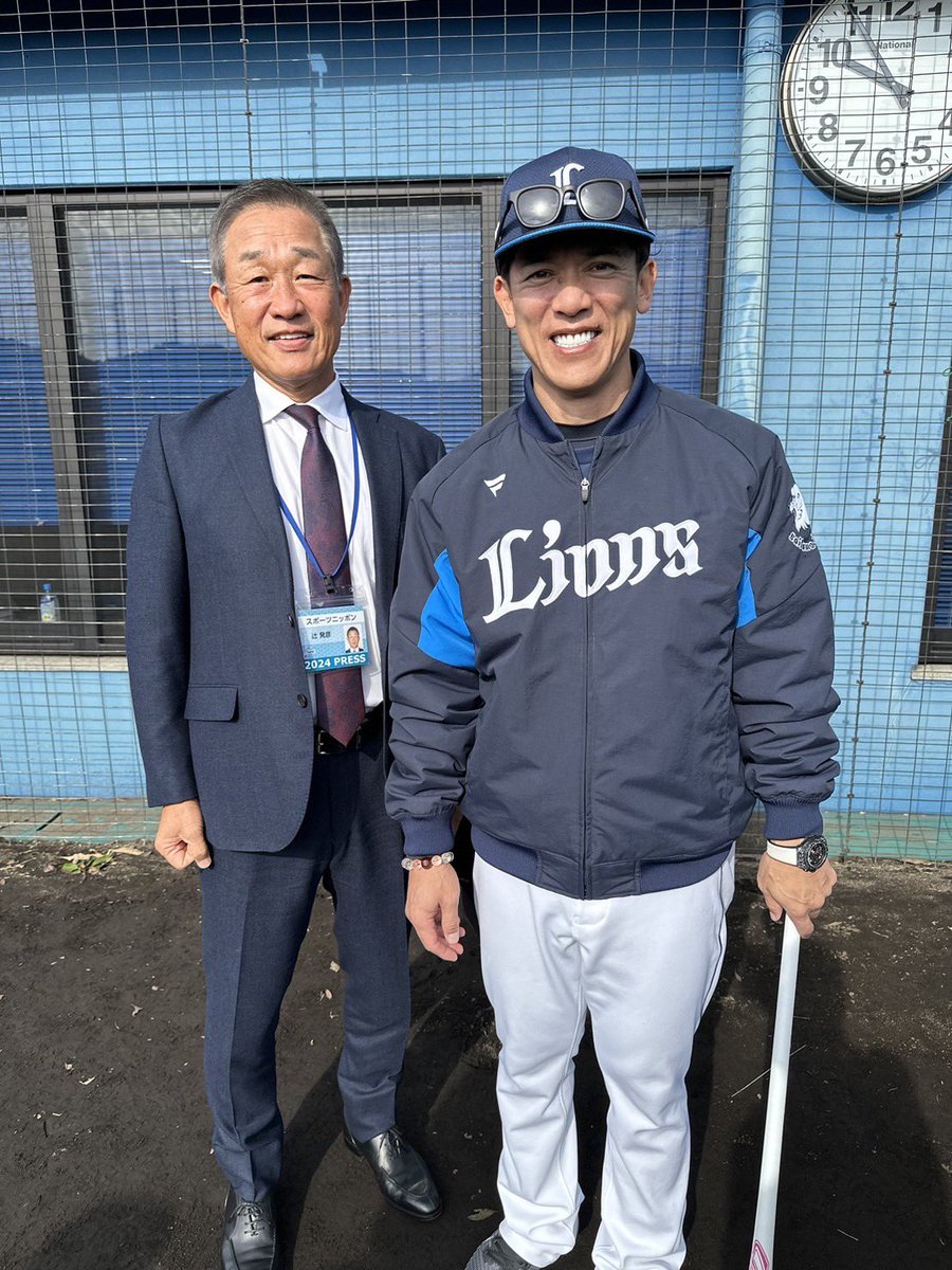 hatsuhiko_tsuji's tweet photo. 今日は埼玉西武ライオンズのキャンプ地訪問。まずは松井監督に挨拶してから投手陣のいるサブグランドへ。
すると背後から変な奴に抱きつかれる😅元気で何より👍
それから昨年秋の侍JAPANのメンバーが来てくれました。
最後にインタビューさせてもらったドラ1武内投手は期待しかない👍 https://t.co/H0jQTTsjOo