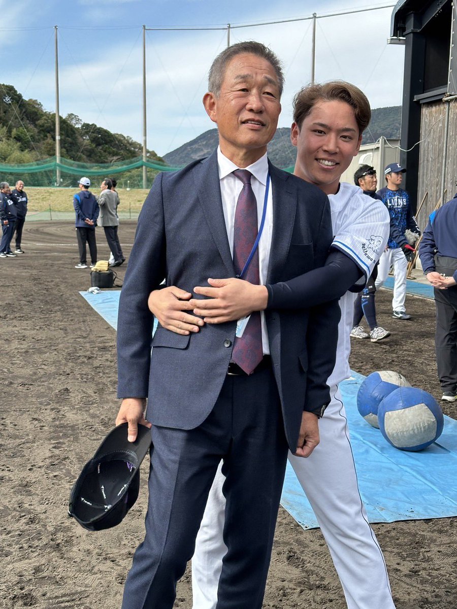 hatsuhiko_tsuji's tweet photo. 今日は埼玉西武ライオンズのキャンプ地訪問。まずは松井監督に挨拶してから投手陣のいるサブグランドへ。
すると背後から変な奴に抱きつかれる😅元気で何より👍
それから昨年秋の侍JAPANのメンバーが来てくれました。
最後にインタビューさせてもらったドラ1武内投手は期待しかない👍 https://t.co/H0jQTTsjOo
