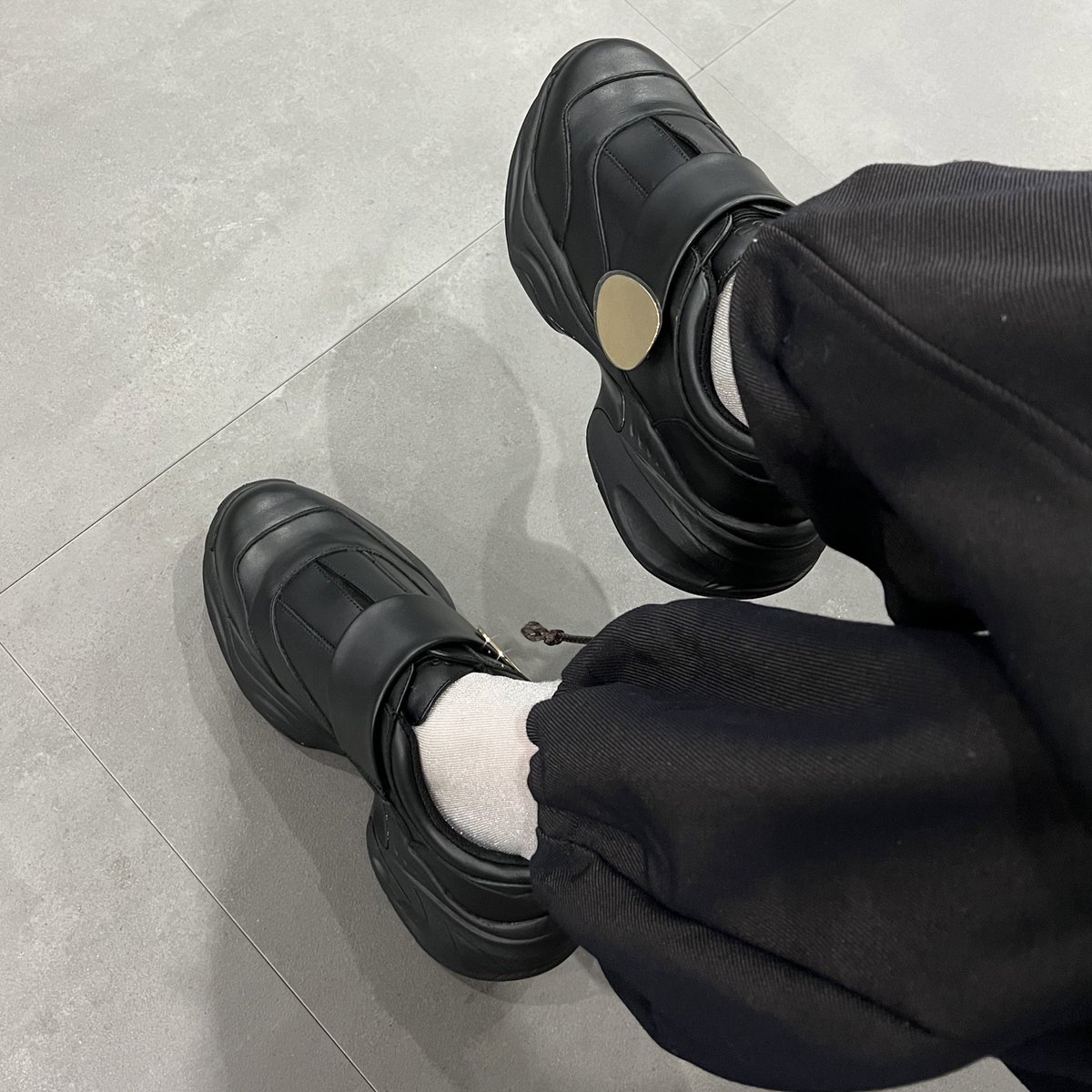 robetokyo's tweet image. あ、ランウェイで話題になったやつだ🫶

#ハルノブムラタ が2020年に誕生したスニーカーブランド #OAO とのコラボモデルを発売！

24SSコレクションのランウェイでも度々登場し、観客に「！」と思わせたあのスニーカーです。

2/11（日）には1日限りのスペシャルポップアップを表参道にて開催します✨