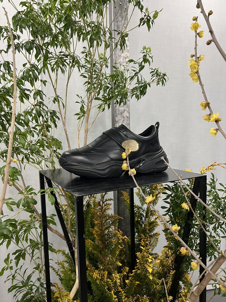 robetokyo's tweet photo. 今回登場するのは、OAOのレギュラーモデルAUTHをベースに、アッパーをキップカウレザーに変更し、ストラップにハルノブムラタを象徴するゴールドのメタルパーツをあしらったリュクスな一足。

サイズが22〜28cmという幅広い展開も嬉しいポイント！デザイナーの村田さんも愛用していました♡ https://t.co/cTQJJ3hf5u