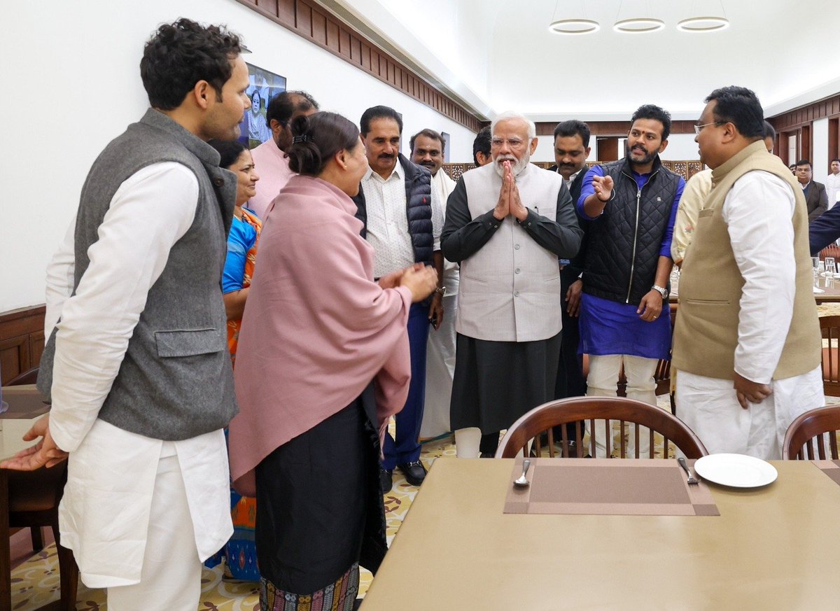 BJP4Gujarat's tweet photo. માનનીય પ્રધાનમંત્રી શ્રી @narendramodi જીએ સંસદભવનની કેન્ટીનમાં સાથી સાસંદો સાથે ભોજન લીધું. https://t.co/XNK5nsdTpB