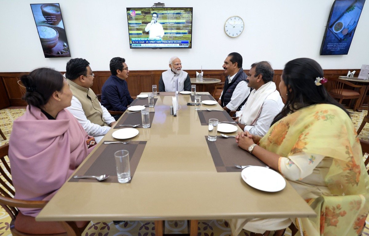 BJP4Gujarat's tweet photo. માનનીય પ્રધાનમંત્રી શ્રી @narendramodi જીએ સંસદભવનની કેન્ટીનમાં સાથી સાસંદો સાથે ભોજન લીધું. https://t.co/XNK5nsdTpB