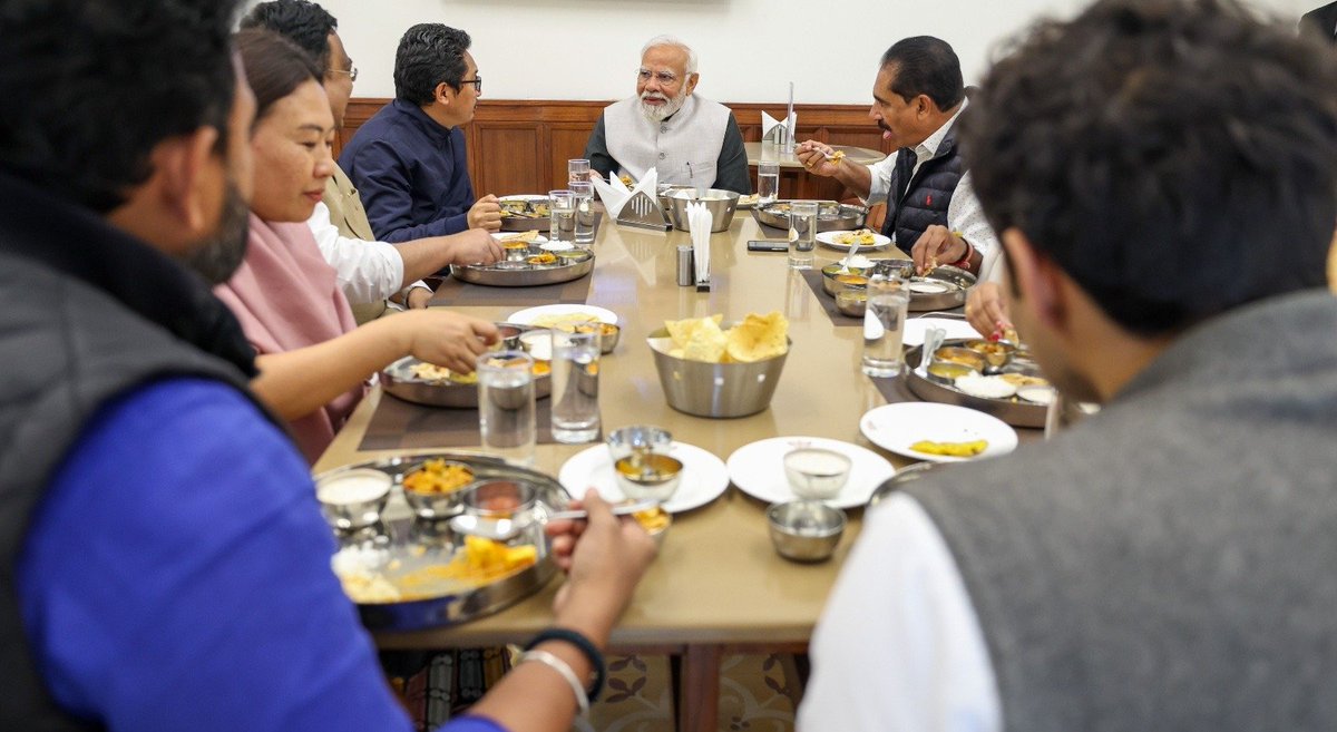 BJP4Gujarat's tweet photo. માનનીય પ્રધાનમંત્રી શ્રી @narendramodi જીએ સંસદભવનની કેન્ટીનમાં સાથી સાસંદો સાથે ભોજન લીધું. https://t.co/XNK5nsdTpB