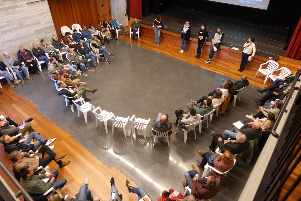 gobmenorca's tweet photo. Més de 50 persones participen en el debat sobre l’Illa de l’Aire 🐚 @MenorcaPreservation, en col·laboració amb @gobmenorca i @ImeObsam. Una proposta de Governança social participativa per a la Reserva Marina de l'Illa de l'Aire #RMIA https://t.co/hP335ljEZI