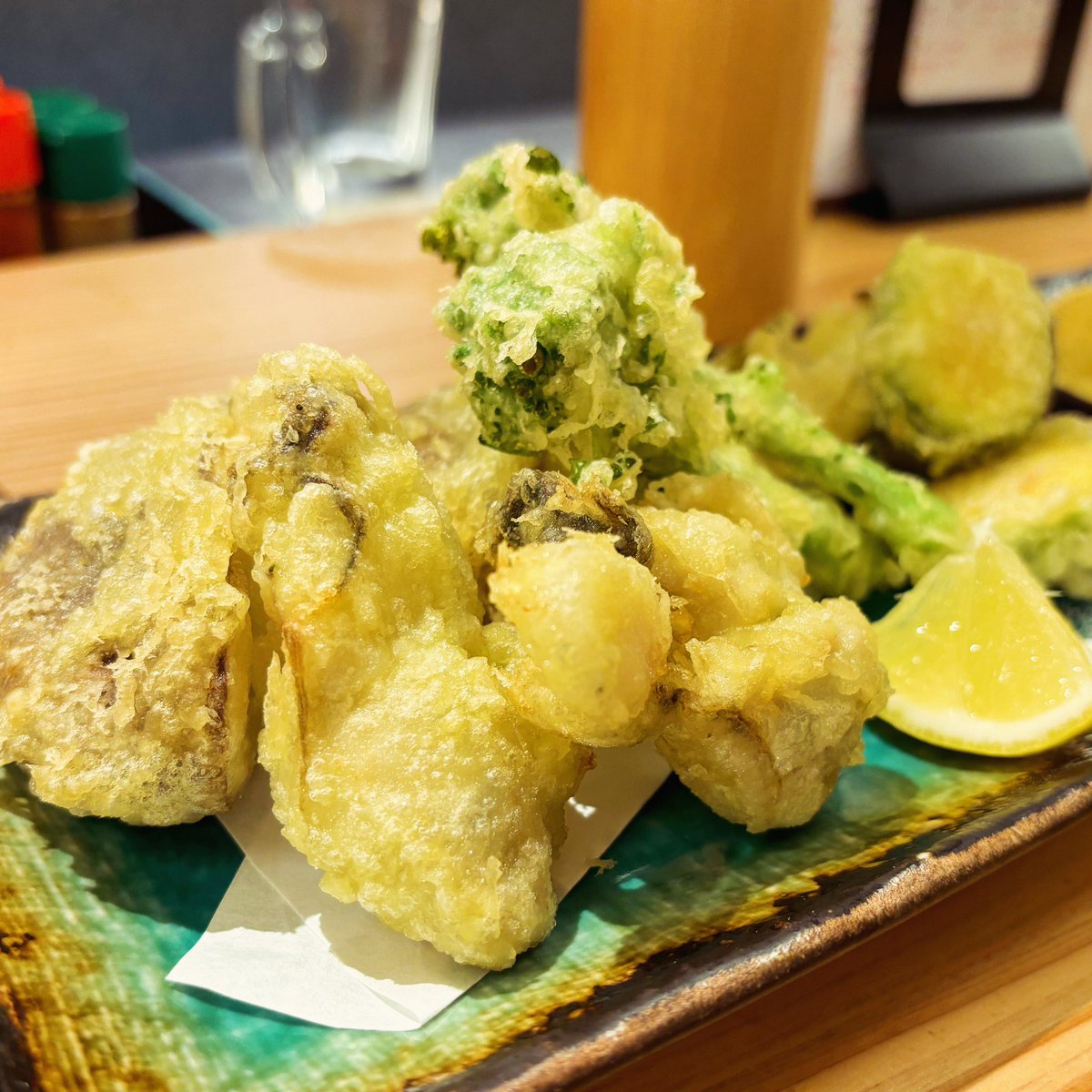 chigol's tweet photo. 先日いつもの友人と遅めの新年会（と言う名の2人飲み会）で食べた天ぷらは左から、椎茸・牡蠣・菜の花・芽キャベツです
#また食べたい https://t.co/cE9GQBv89u
