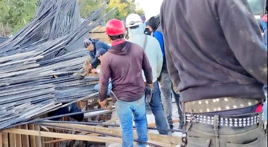 quintanaroonews's tweet photo. #Entérate Colapsa base de cimbrado en obra del #TrenMaya en el tramo Bacalar- Pedro A Santos. La tarde del jueves se tuvo el reporte, en este lamentable incidente varios trabajadores resultaron gravemente lesionados, se desconoce si hubieron fallecidos, las autoridades de la SEDENA guardan total hermetismo.