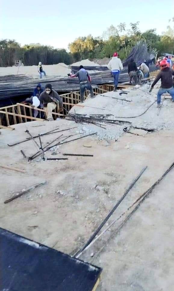 quintanaroonews's tweet photo. #Entérate Colapsa base de cimbrado en obra del #TrenMaya en el tramo Bacalar- Pedro A Santos. La tarde del jueves se tuvo el reporte, en este lamentable incidente varios trabajadores resultaron gravemente lesionados, se desconoce si hubieron fallecidos, las autoridades de la SEDENA guardan total hermetismo.