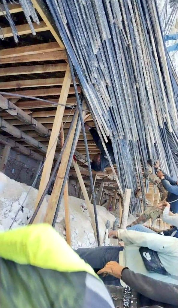 quintanaroonews's tweet photo. #Entérate Colapsa base de cimbrado en obra del #TrenMaya en el tramo Bacalar- Pedro A Santos. La tarde del jueves se tuvo el reporte, en este lamentable incidente varios trabajadores resultaron gravemente lesionados, se desconoce si hubieron fallecidos, las autoridades de la SEDENA guardan total hermetismo.