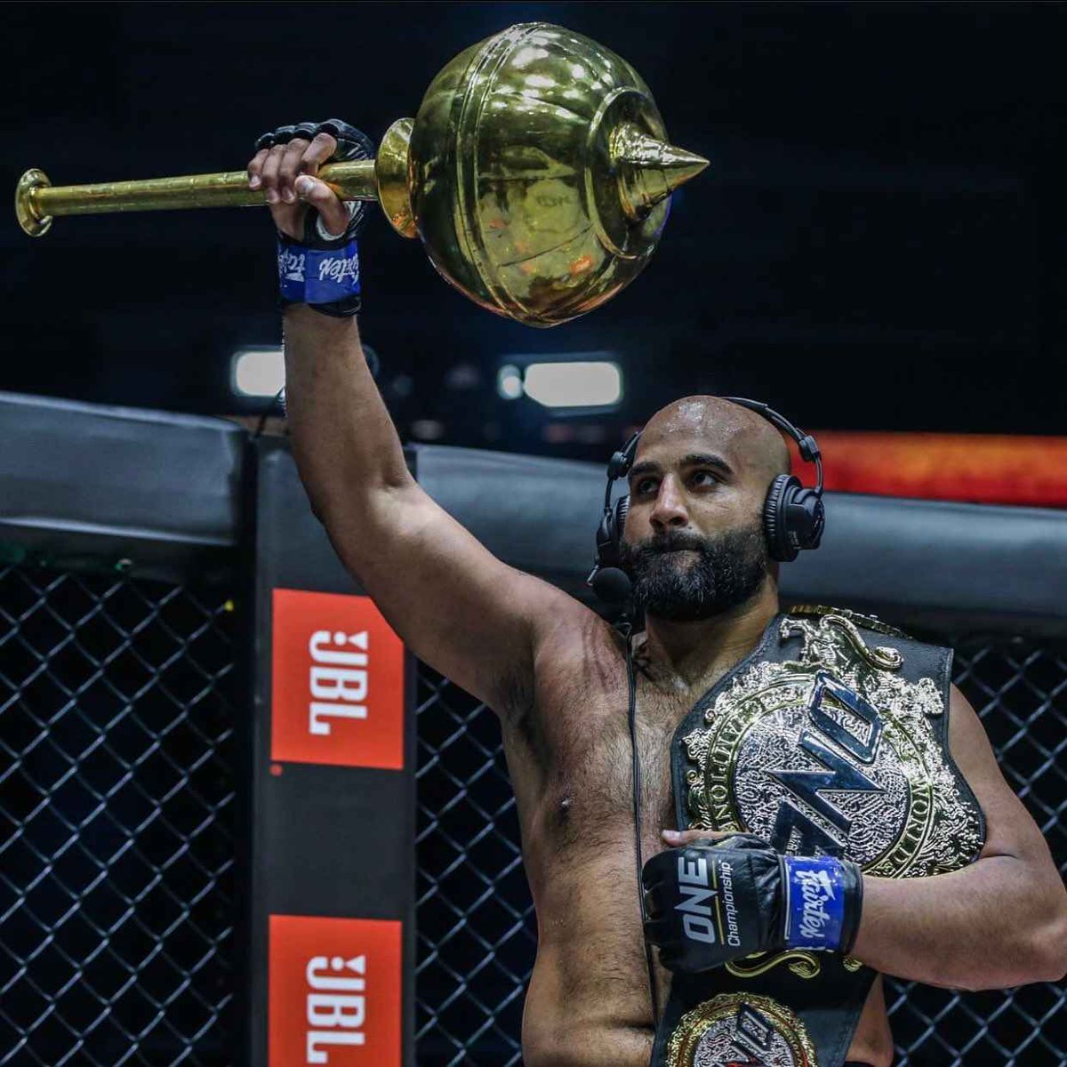 सिर पर पगड़ी और हाथ में गदा लेकर चलने वाले भारतीय मूल के पहले MMA चैंपियन अर्जन सिंह भुल्लर क्यों हैं चर्चा में, जानें

#ArjanSinghBhullar #MMA #UFC #NewIndia #NewIndiaAbroad 

@ufc @UFCNews 

newindiaabroad.com/news/who-is-ar…