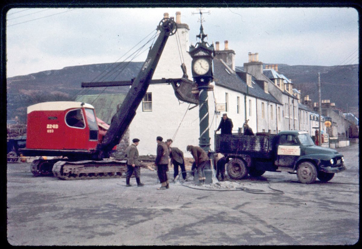 The Sir John Fowler Memorial Clock being moved to its current position in #Ullapool in the 1960s. It originally stood in the middle of the road between the Caledonian Hotel and the corner of Quay Street and Argyle Street [photo from the collections @UllapoolMuseum]