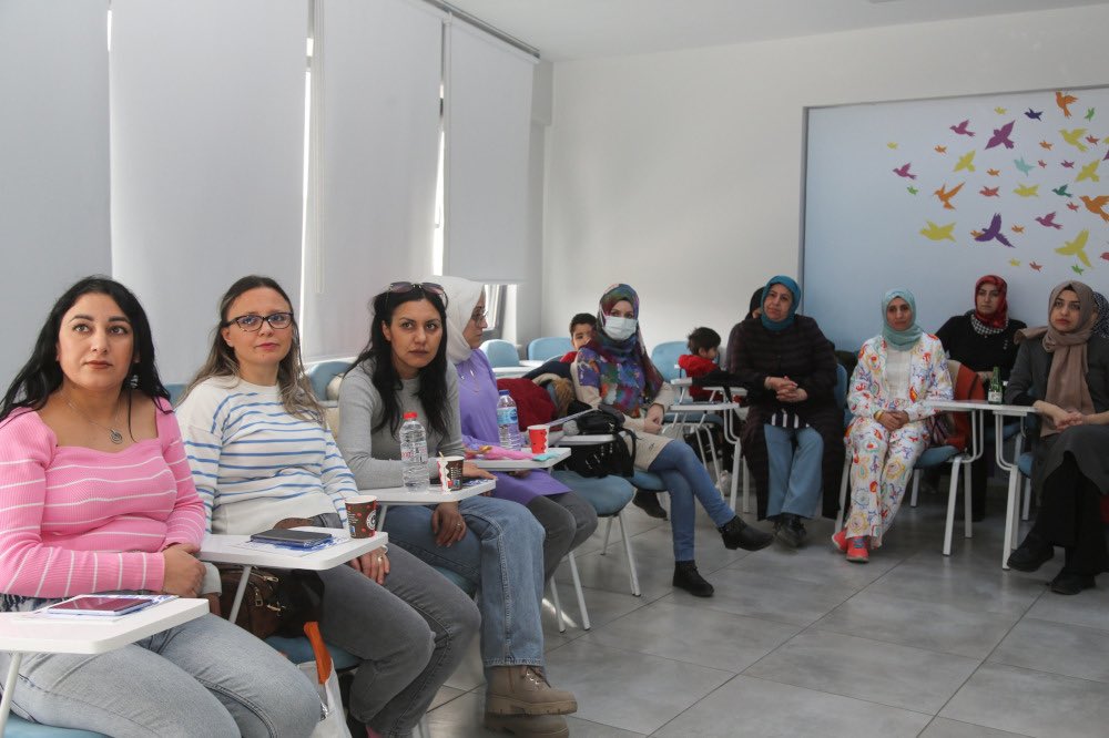 Fransa Büyükelçiliği’nin proje çağrısı ile bir araya gelen Eskişehir Büyükşehir Belediyesi Kadın Danışma ve Dayanışma Merkezi ile Mülteci Destek Derneği’nin (MUDEM) Kadın Hakları Projesi’nde 3. Faz 6. grup eğitimleri başladı.