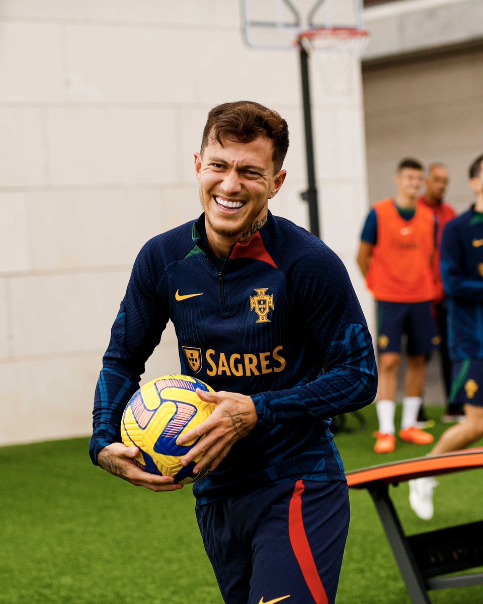 SORRI: é o teu dia de aniversário 👀😁 Parabéns, Otávio! #VesteABandeira