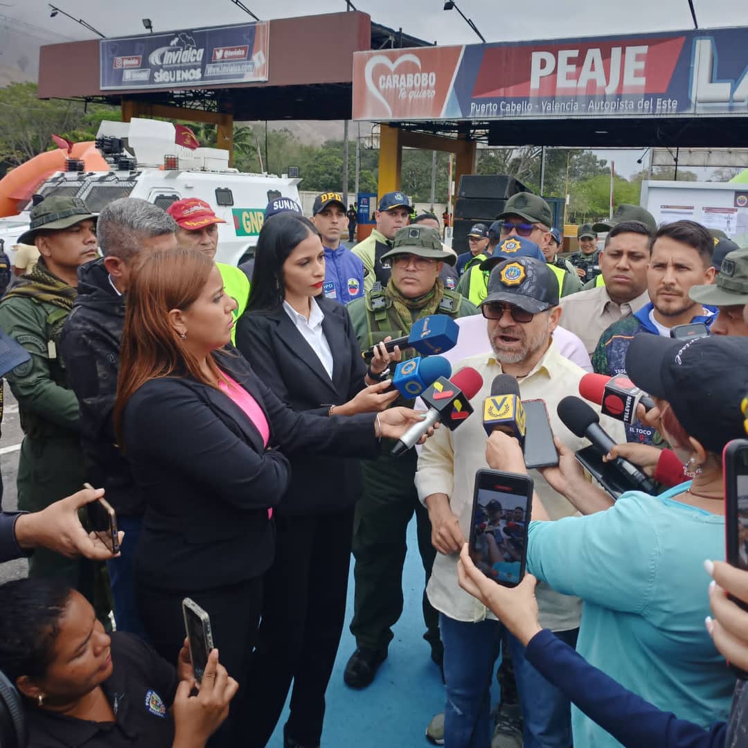 CaraboboVen911's tweet photo. El gobernador de Carabobo, @rafaellacava10 , llevó a cabo el despliegue de seguridad "Carnavales Felices y Seguros 2024" con la participación de más de 10 mil funcionarios de todos los organismos de prevención y seguridad ciudadana. https://t.co/d6GLCrJLp6