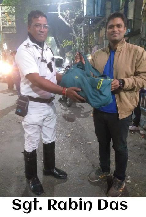 KolkataPolice's tweet photo. Yesterday a man left his bag having imp. documents on  a bus &amp; reported this to the #TCR. Owing to the collective efforts of Sgt. Sandeep Roy of #TCR,  Insp. Rajat krishnan (O.C.) &amp; Sgt. Rabin Das of #SealdahTrafficguard, the bus was traced &amp; the bag was retrieved within 2 hrs. https://t.co/73rCmtSIl1